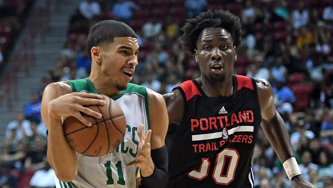 怀特第三节轰14分带队反超，米勒单节4三分回应（怀特第三节狂砍14分助队反超，米勒单节4记三分强势回敬）