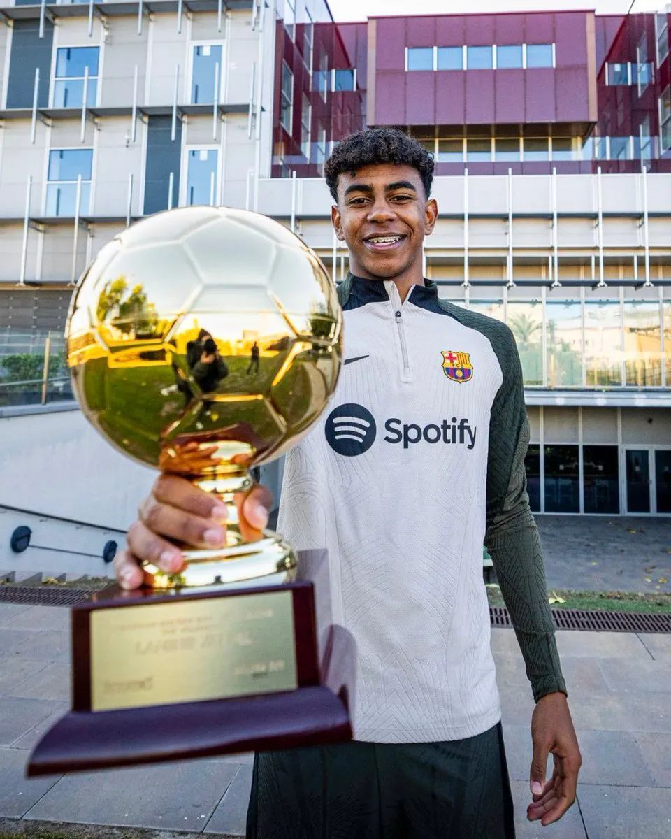 科摩罗球星在长途跋涉后称赞巴黎圣日耳曼学院“很多优秀球员”（科摩罗球星远赴而来，盛赞巴黎圣日耳曼青训营：人才济济）