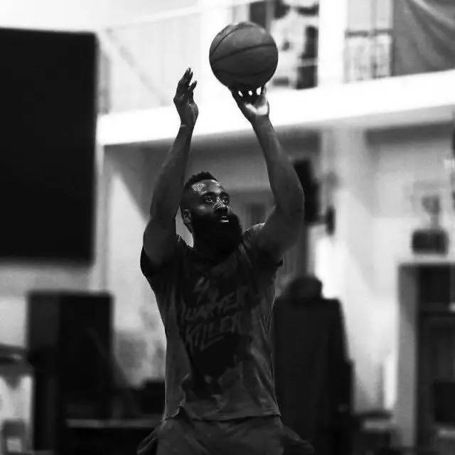 梅西印度行首站结束：凌晨抵达，下午场内亮相因骚乱提前结束（梅西印度行第一站落幕：凌晨入境，下午球场亮相因骚乱被提前叫停）