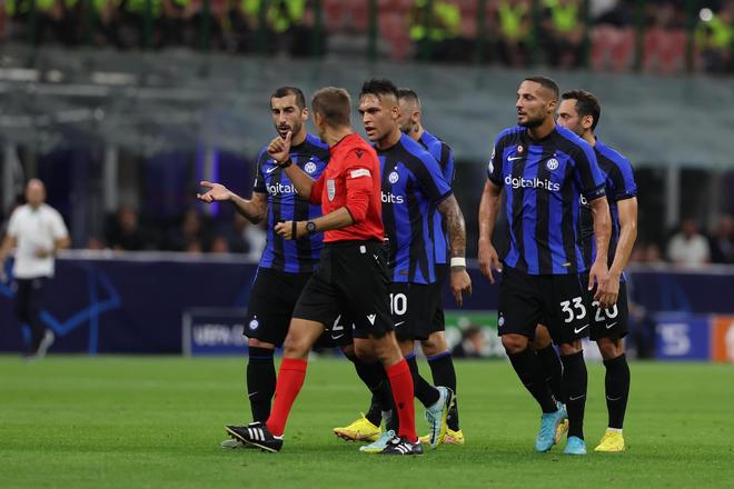 卧龙凤雏！阿拉伯杯苏丹球员“吊射”本队门将，随后对手空门不进（阿拉伯杯上演神反转：苏丹球员挑射自家门将，对手空门也没进）